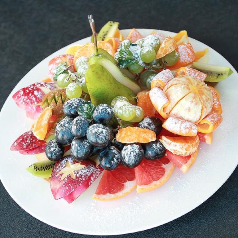 Тарелка с фруктами дома фото